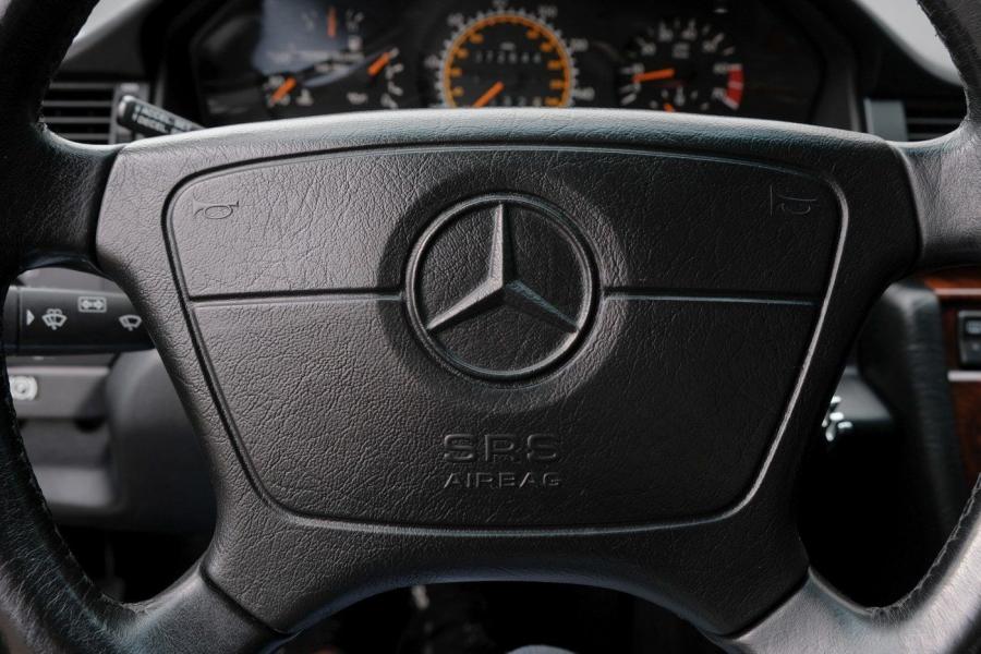 Детали интерьера Mercedes-Benz 500 E (W124) 1992 года  (фото 58 из 69)